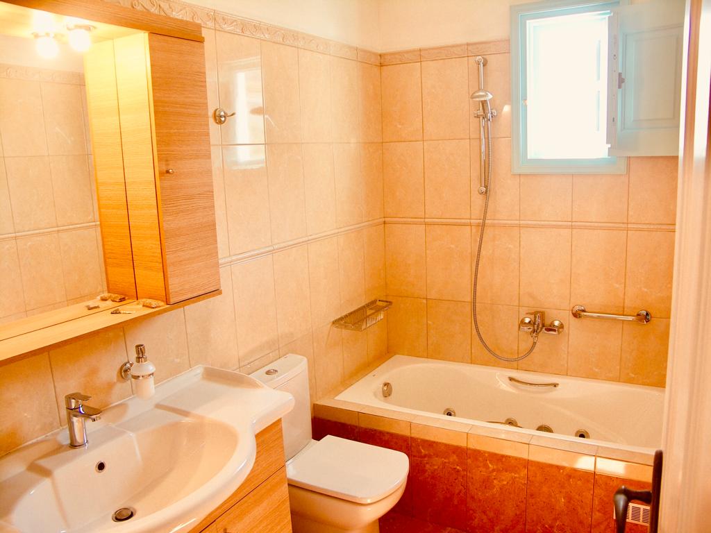 Villa Rosa - Ground floor bathroom